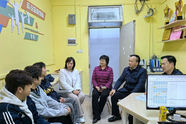 副校長馮定堅深入節(jié)能與安全學院“一站式”學生社區(qū)調(diào)研